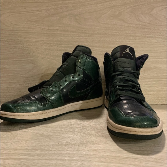 Nike Air Jordan 1 Retro Green - Picture 6 of 10